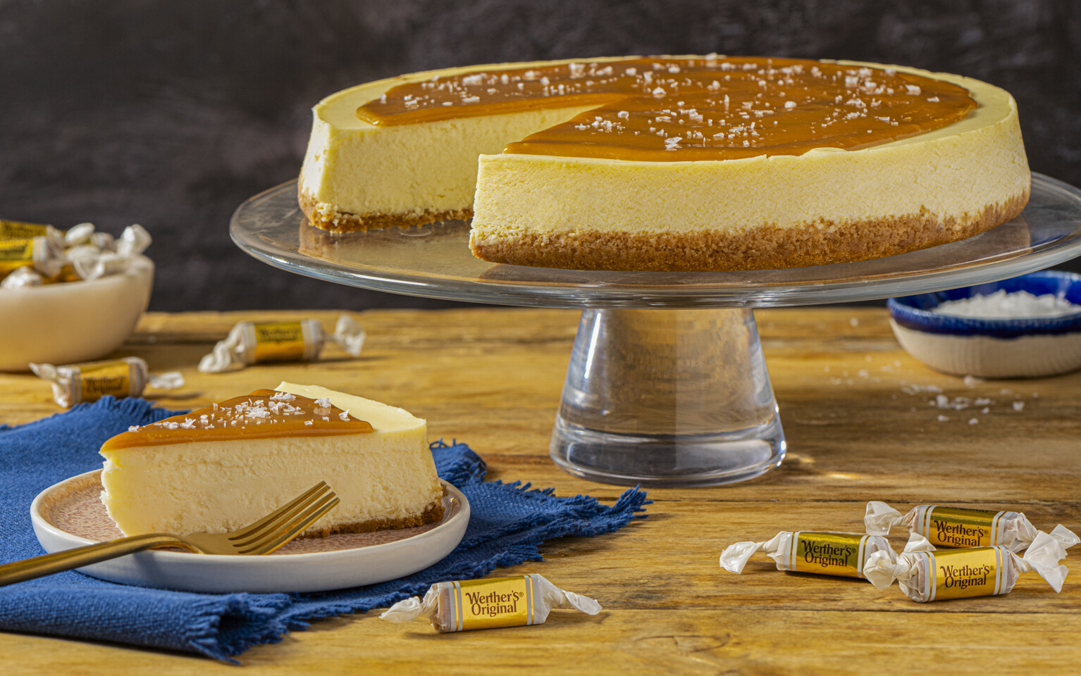 Gâteau au fromage de style new-yorkais avec sauce au caramel salé