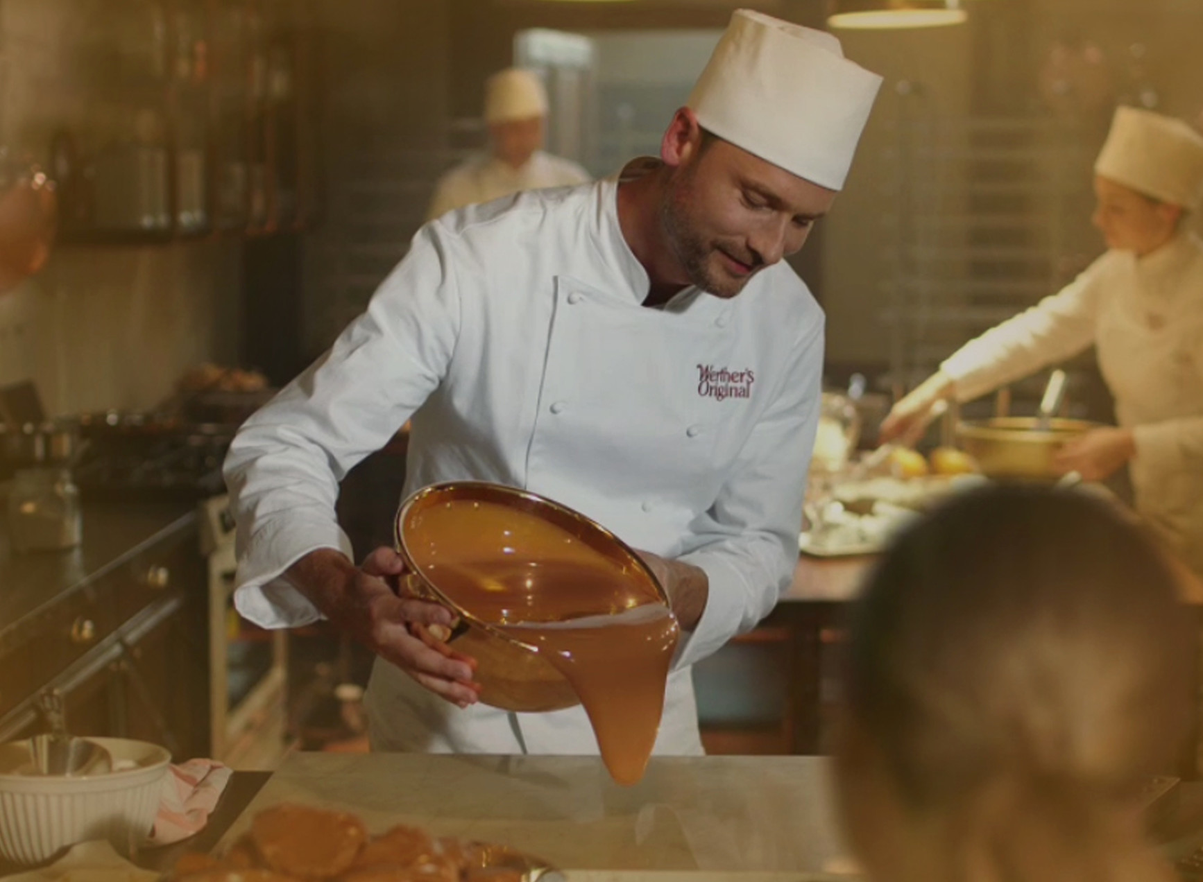 Bien des choses ont changé depuis la création des premiers bonbons durs Werther’s Original. Mais certaines sont restées exactement les mêmes. Nos bonbons sont confectionnés seulement avec des ingrédients de premier choix et sont préparés avec la même passion et le même soin qu’apportait Gustav Nebel, notre premier confiseur, à chaque caramel qu’il façonnait. C’est ainsi que nous nous assurons que chaque bonbon Werther’s Original possède le goût familier que vous aimez tant.