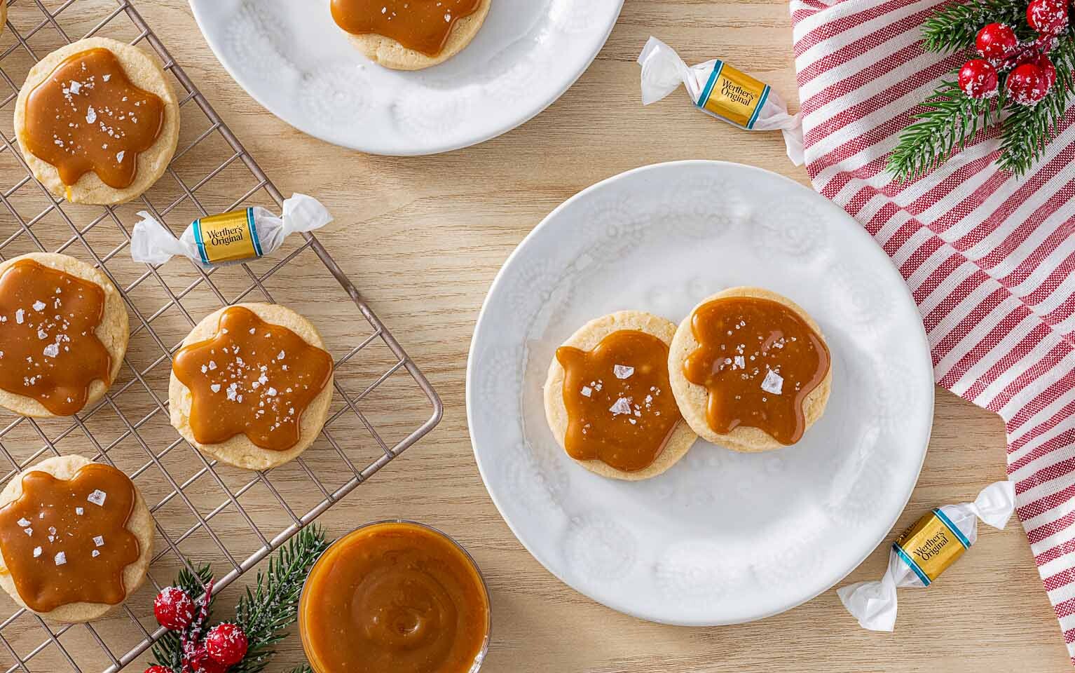 Boutons sablés glacés au caramel salé